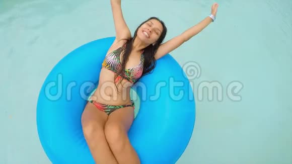 年轻快乐混合种族女孩在游泳池与橡胶圈放松泰国视频的预览图