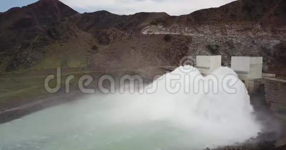 大坝水的排放压力大水坝用无人机射击视频的预览图