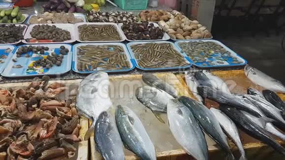 在越南文头的本地鱼市出售新鲜鱼和海鲜视频的预览图