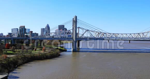 肯塔基州路易斯维尔与肯尼迪桥4K的景观视频的预览图