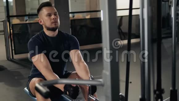 很有力量的运动员健美运动员用健身机杠铃进行锻炼室内交叉运动员拳击手视频的预览图