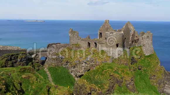 北爱尔兰的邓卢斯城堡北爱尔兰的一个著名地标视频的预览图
