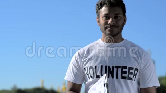 积极的印度教志愿者站在户外视频的预览图