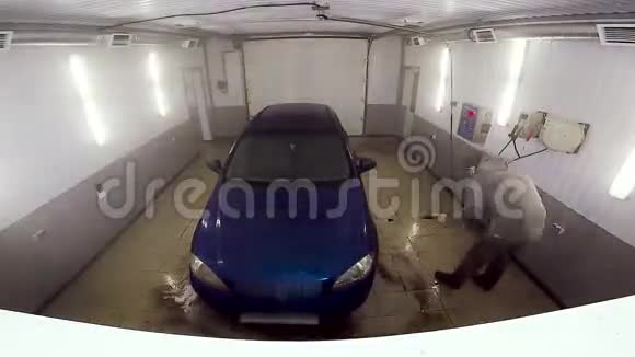 洗车自助服务男人洗他的汽车延时录像视频的预览图