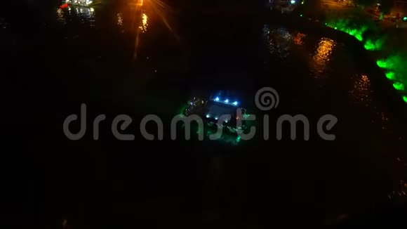 从圆形浮船上看到一个色彩斑斓的夜晚城市视频的预览图