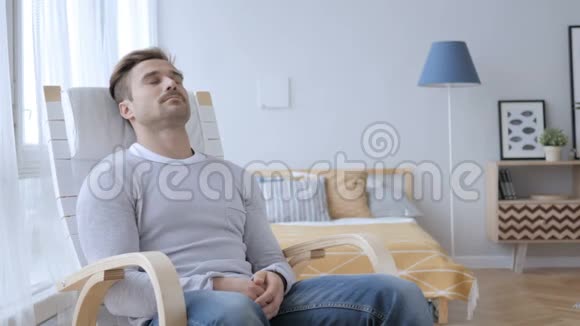睡懒觉的中年男人休闲椅放松视频的预览图