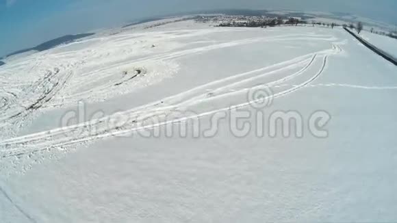 雪地里的足迹视频的预览图