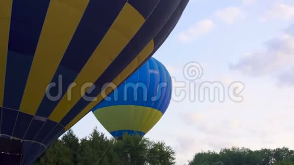 美丽的景色彩色热气球飞过树木飞机视频的预览图