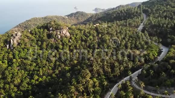 热带岛屿的丛林和山脉科岛火山岩地形上绿色丛林和巨大巨石的无人视野视频的预览图