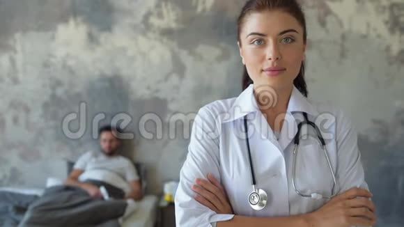 与躺在后台的病人摆姿势的快乐护士视频的预览图