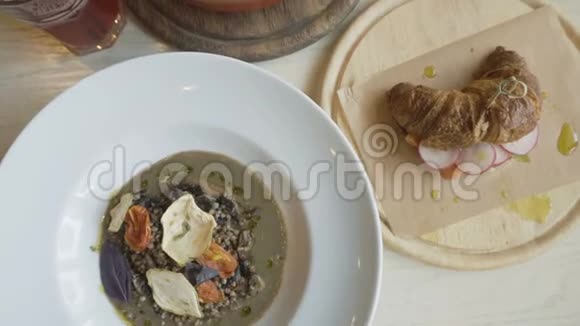 饮食和休闲概念提供带食物的餐桌早餐视频的预览图