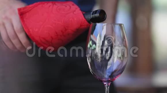 红酒服务员在餐厅的特写镜头里倒酒视频的预览图