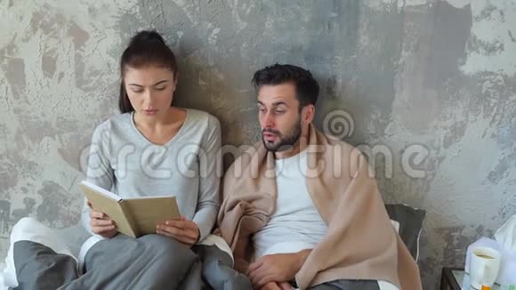 体贴的千禧年女孩为生病的丈夫加油读书视频的预览图