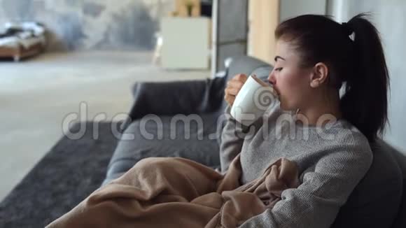 精疲力竭的黑发女人享受着她的芳香茶视频的预览图