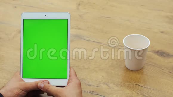 人使用垂直平板与绿色屏幕用平板电脑特写人的手铬钥匙快关门垂直视频的预览图