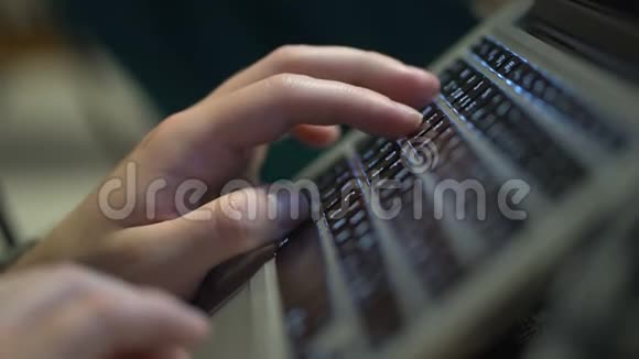 特写人的手指在电脑键盘上输入文字视频的预览图