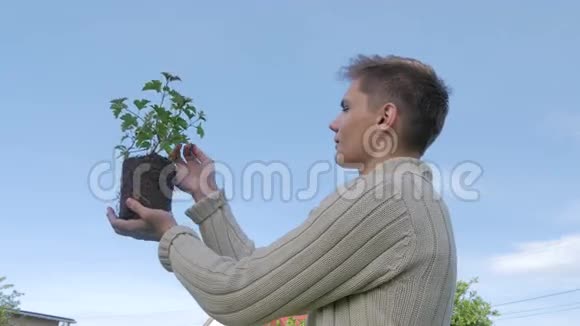 照顾植物的年轻人视频的预览图