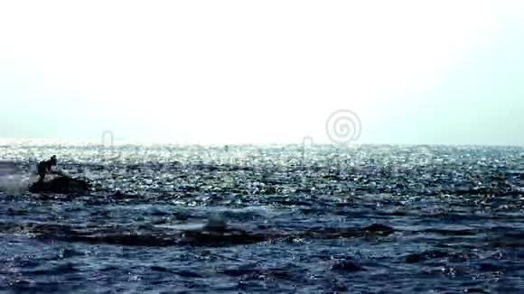 水上运动剪影一个骑摩托车的人漂浮在海上视频的预览图