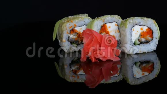 青龙寿司卷和粉姜寿司卷与鲑鱼蔬菜和鳄梨特写日本餐厅菜单视频的预览图