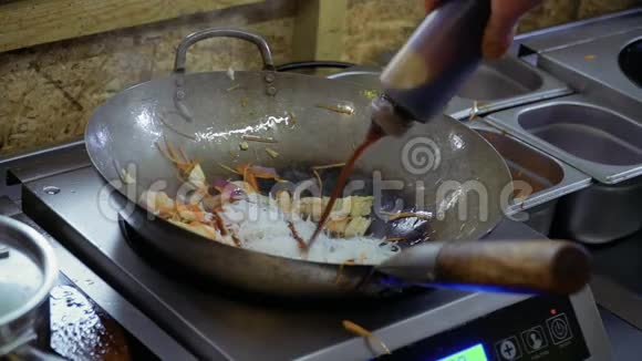 厨师用三崎和酱油倒米粉视频的预览图