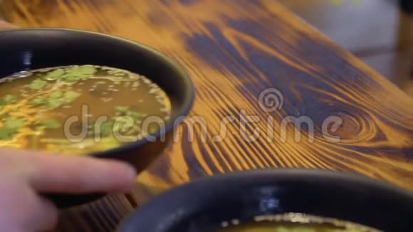 在韩国餐馆介绍米索汤视频的预览图