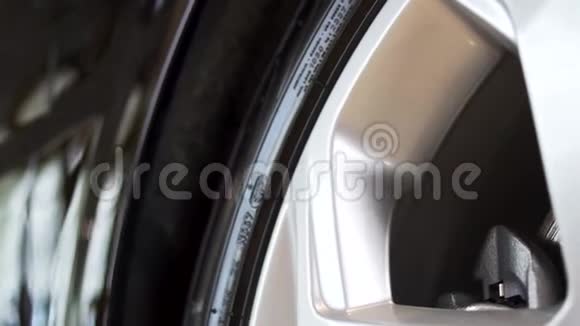 关上一个银色的新车轮辋库存新轮辋和汽车合金车轮视频的预览图