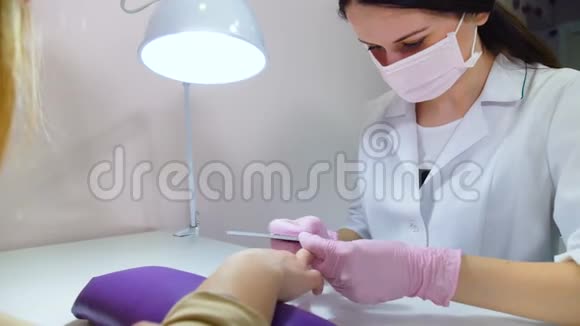 美容师在美容院为顾客整理指甲视频的预览图