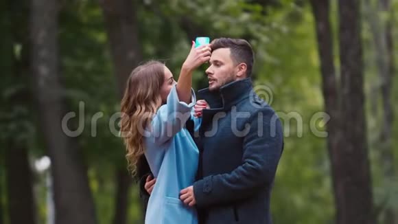 一对迷人的情侣在秋天的公园里自拍视频的预览图