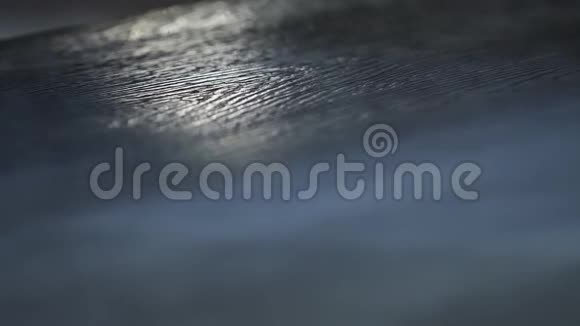 在蓝色灯光和薄雾中木纹背景特写木蓝色表面有轻烟视频的预览图