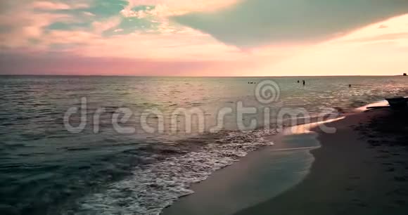 热带加勒比海海滩日落时有金色沙滩天空五彩缤纷海洋运动缓慢度假放松和视频的预览图