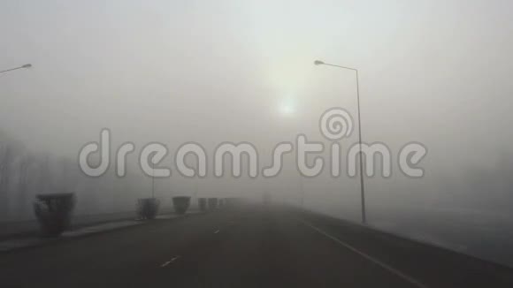 公路上浓雾视频的预览图