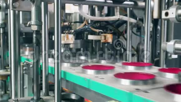 工厂的机器正在用箔纸覆盖容器食品工厂设备视频的预览图