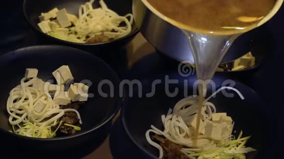 韩国餐厅厨师倒肉汤配味噌汤视频的预览图