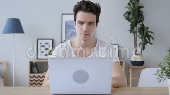 有创意的人在工作中忙着用笔记本电脑在线视频聊天视频的预览图