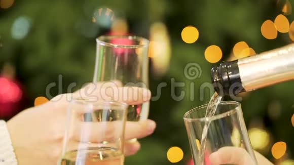 庆祝或聚会人们拿着一杯香槟敬酒手里拿着一杯香槟视频的预览图