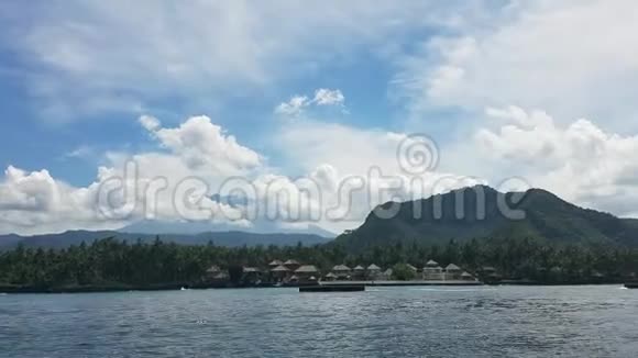 沿印度尼西亚巴厘岛度假胜地海岸乘船游览视频的预览图