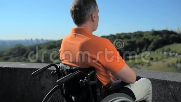 坐在轮椅上专心地欣赏教堂景色的人视频的预览图