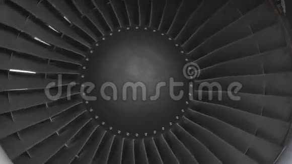 机场波音747机翼上的涡轮视频的预览图
