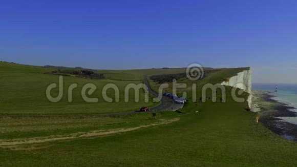 阳光明媚的一天海滩头伊斯特伯恩的山丘视频的预览图