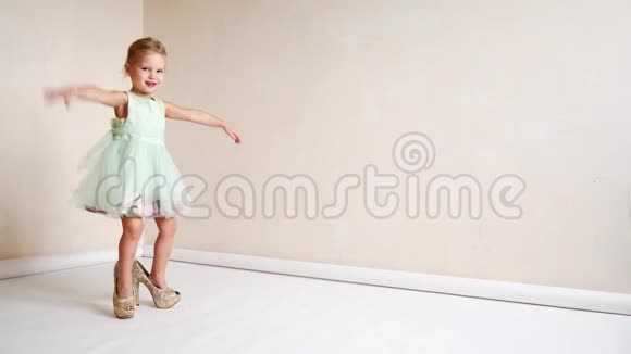 女人鞋子穿在孩子身上儿童脚穿女鞋视频的预览图