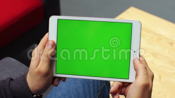 人使用水平平板与绿色屏幕用平板电脑特写人的手铬钥匙关门视频的预览图