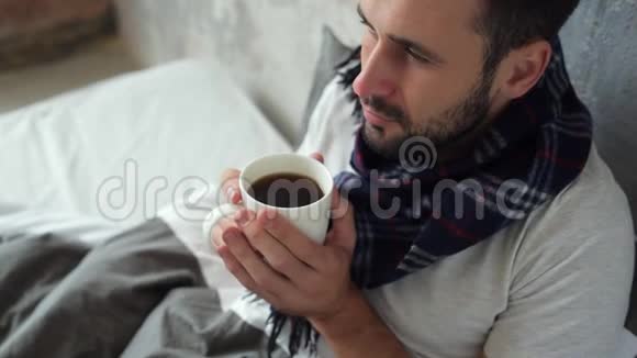 卧床喝茶的病人特写视频的预览图