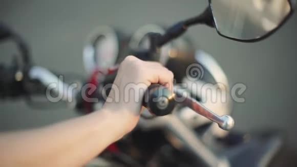 在摩托车上特写女性的手视频的预览图