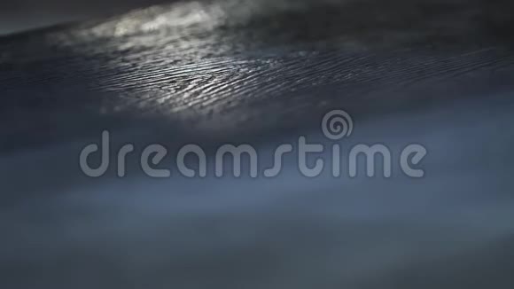 在蓝色灯光和薄雾中木纹背景特写木蓝色表面有轻烟视频的预览图