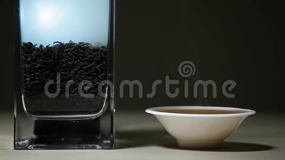 黑热的中国茶烟木制桌子黑暗没有人镜头视频的预览图