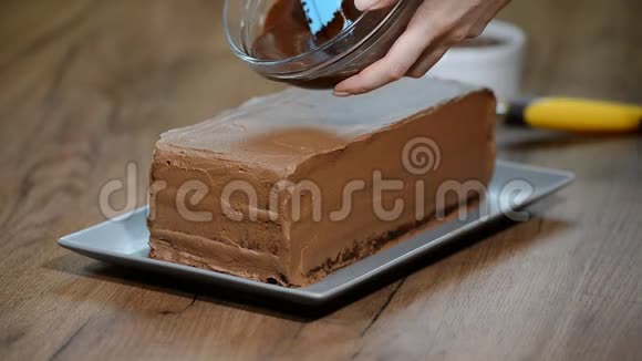 往蛋糕上倒巧克力甘纳切视频的预览图