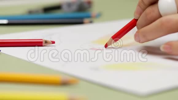 女孩用红铅笔左撇子画在纸上用慢镜头细看视频的预览图