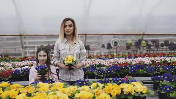 微笑的成人和年轻女孩伸展花盆相机视频的预览图