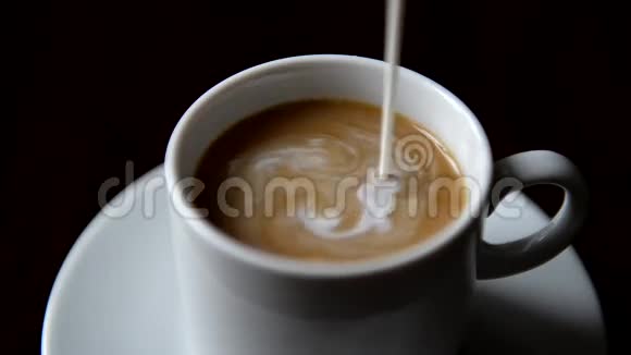 把牛奶倒进咖啡里视频的预览图