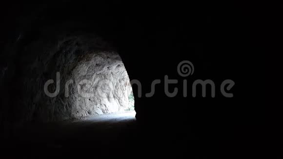 黑暗峡谷有石路和隧道幼发拉底河流经凯马利耶埃尔津坎土耳其视频的预览图
